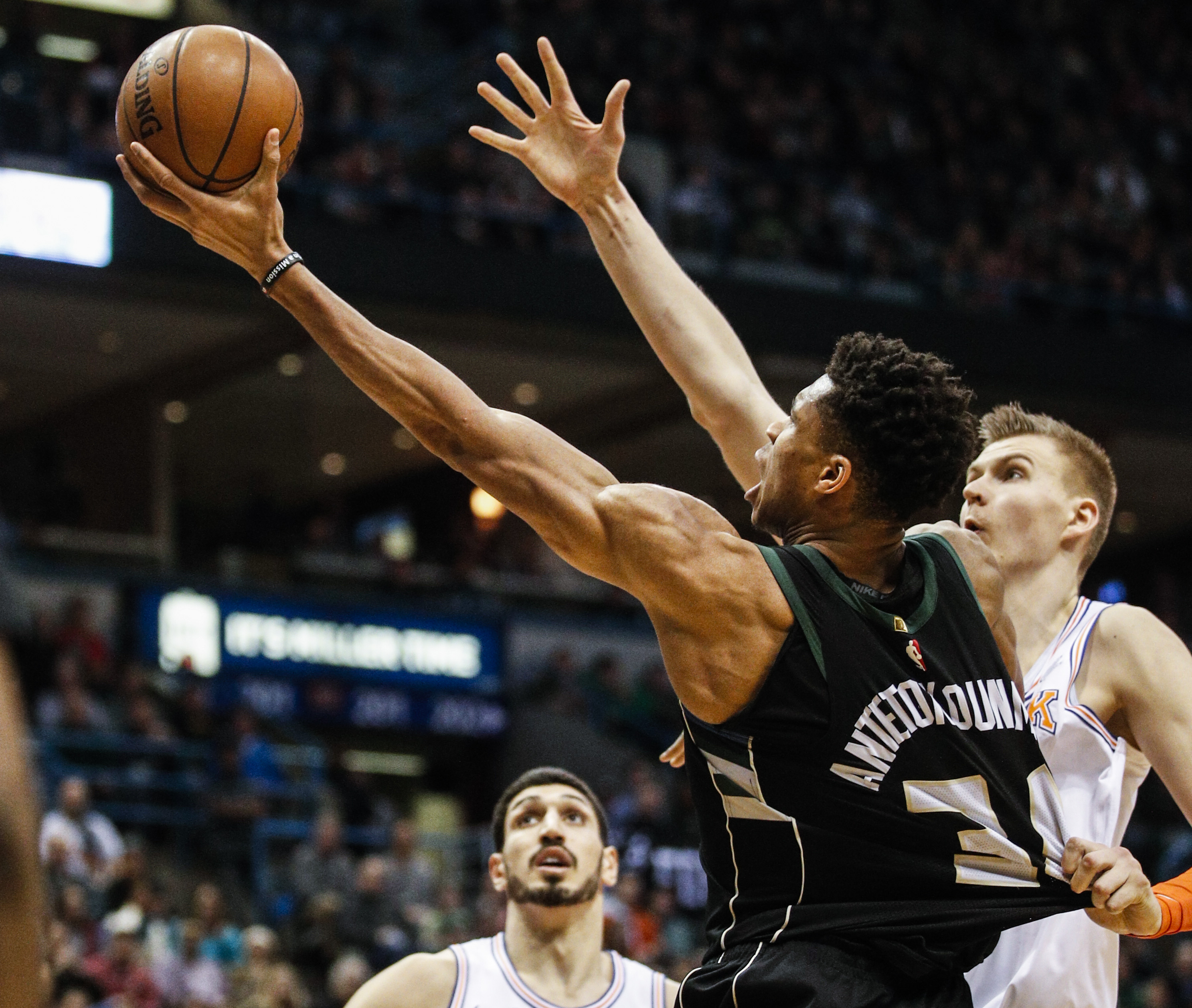  凯恩迎来十五赛季高光表现，雄鹿球迷沸腾！